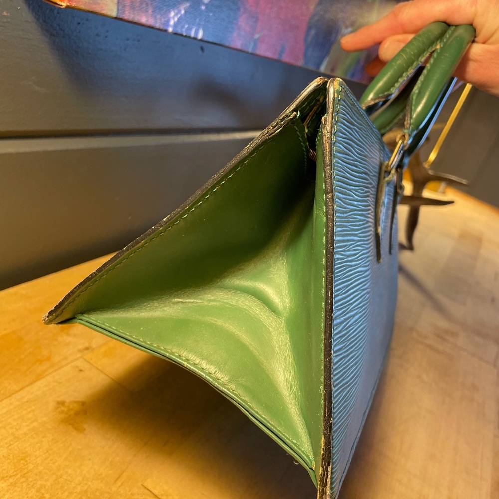 Louis Vuitton Vintage Epi Sac Triangle Bag! - Picture 15 of 15